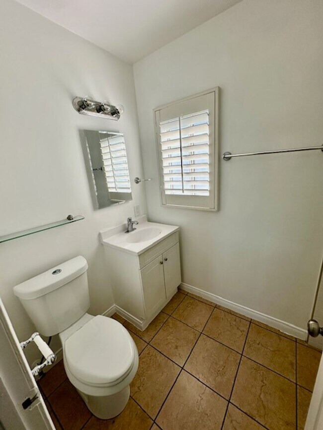 Building Photo - Oxnard ( M )