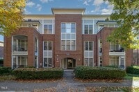 Building Photo - Prime Davis Park Location! Move-In Ready 2...