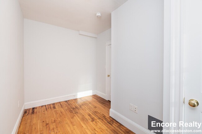 Building Photo - 49 Worthington St