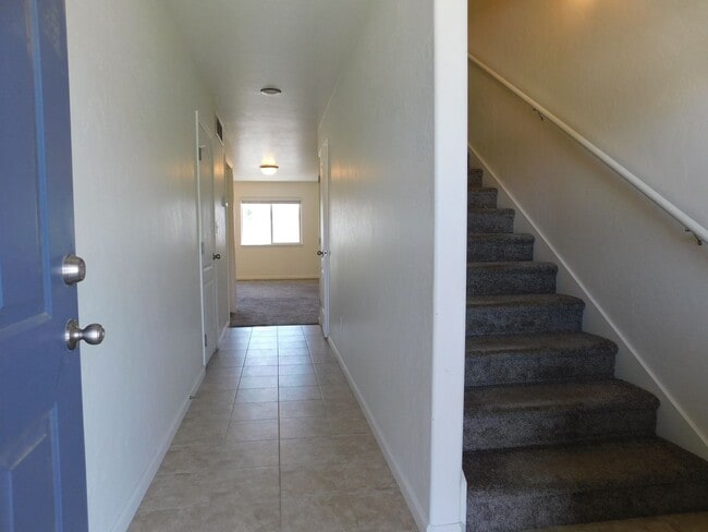 Building Photo - Newer Townhome Close to Shopping