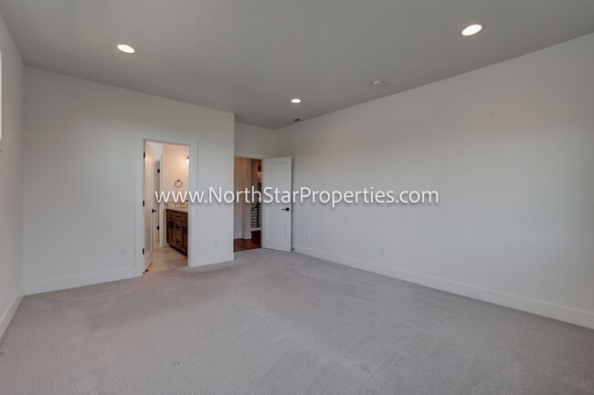 Building Photo - Beautiful home in NW Bend