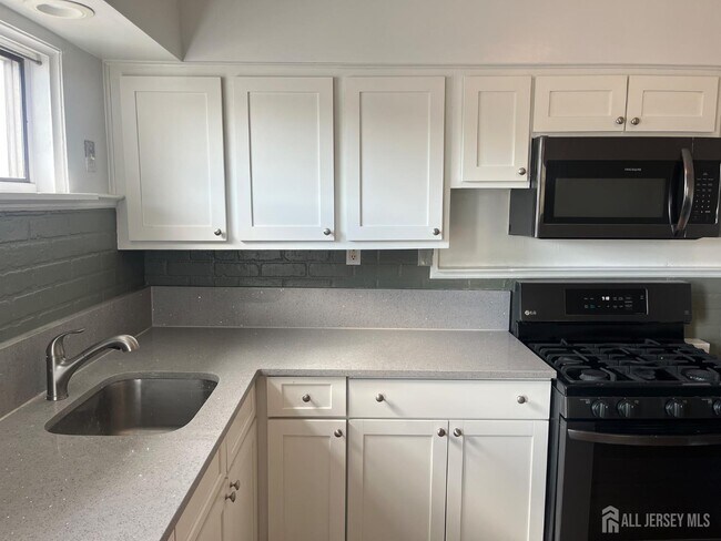 Building Photo - 110 Oak Tree Ave