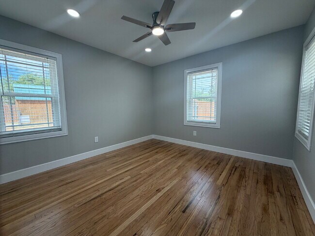Building Photo - Fully renovated 2 bed 2 bath in the Medical District