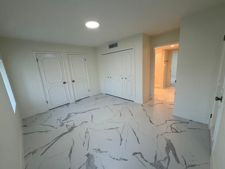 Building Photo - 13 Royale Cir