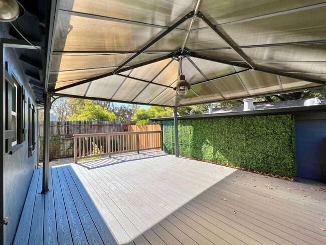 Building Photo - MON301