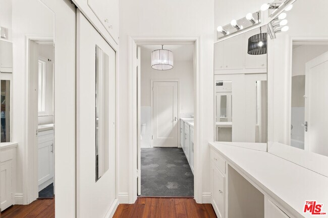 Building Photo - 258 S Orange Dr