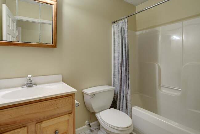 Hall Bath - 216 Windsor Ct