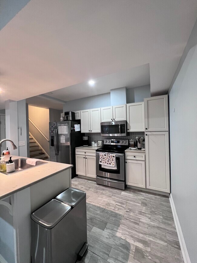 Building Photo - 5009 El Molino Dr