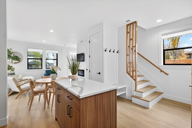 Building Photo - LAKE OSWEGO First Addition -Brand New Modern Cottage!