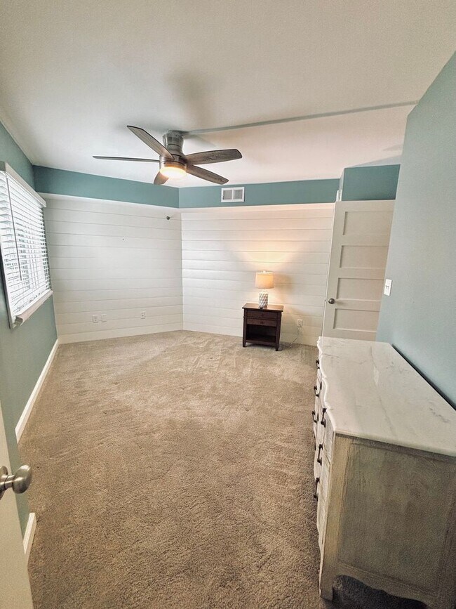 Building Photo - Beautiful 1 bed 1 bath executive condo! Heated parking, gym, sauna!