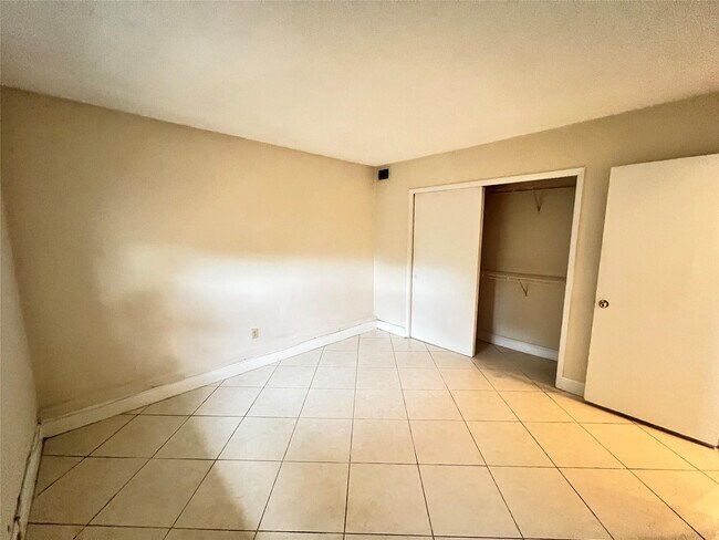 Building Photo - 612 NE 29th Dr