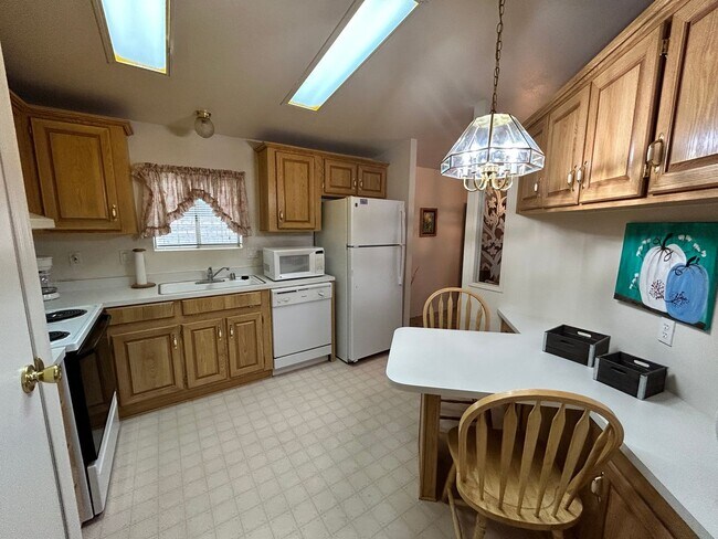 Building Photo - Charming 2-Bedroom 2-Bathroom Furnished Ma...