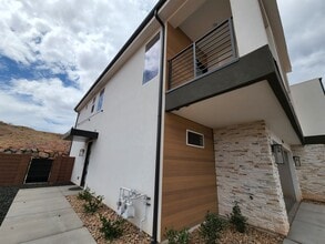 Building Photo - Luxury Townhome