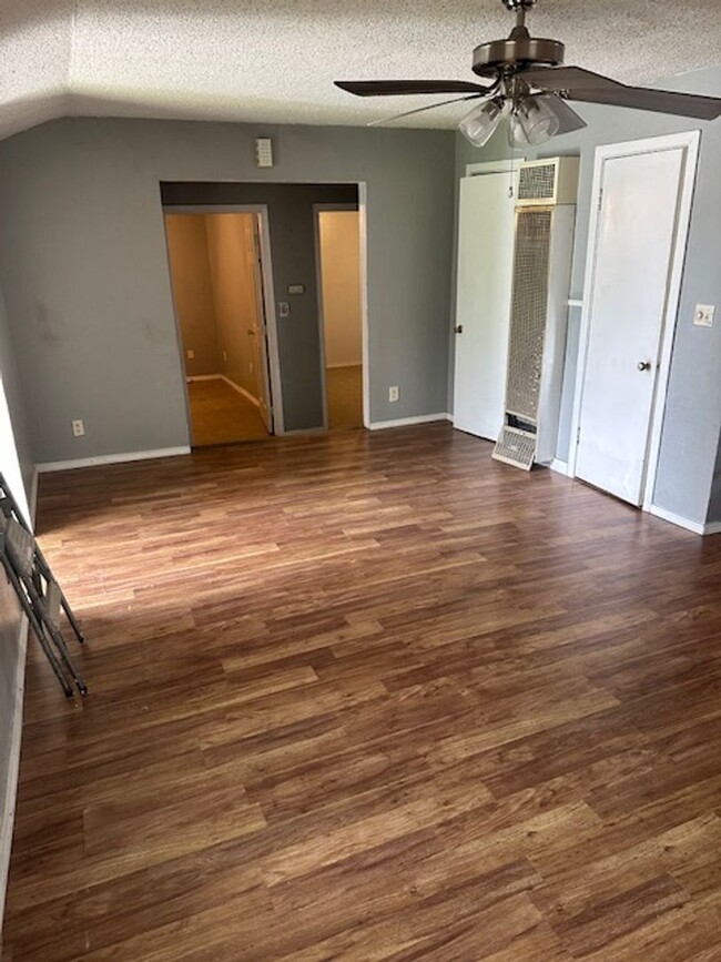 Building Photo - Charming 2 Bedroom, 1 Bath Home with Spaci...