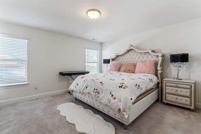 Building Photo - 116 Farrier Ln