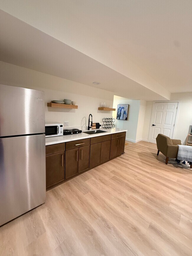 Building Photo - 4320 Lakeway Dr