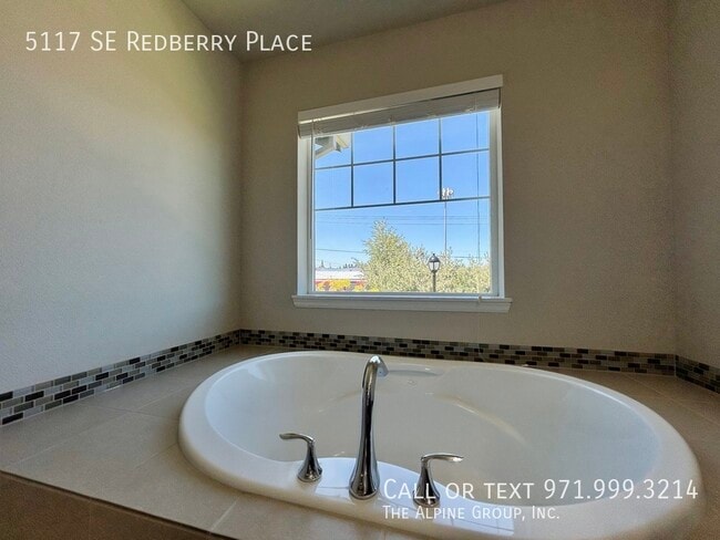 Building Photo - 5117 SE Redberry Pl