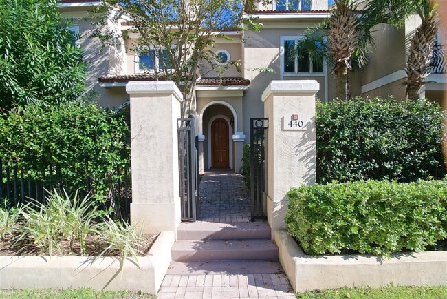 Building Photo - 440 E Bay St