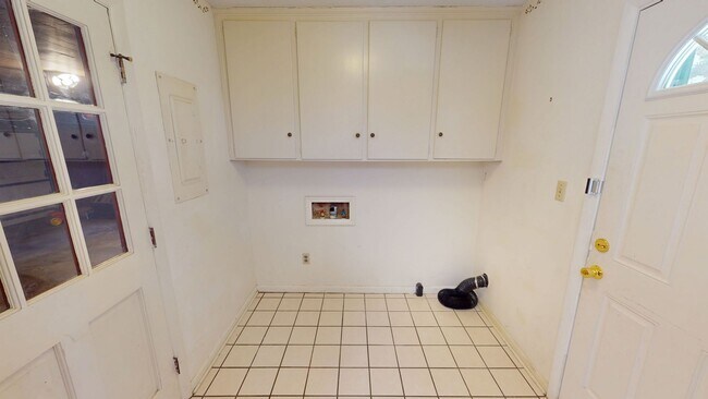 Building Photo - Charming 3 Bedroom Brick Ranch with Refurbished Original Woodwork
