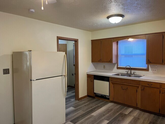 Building Photo - ADORABLE 3 BEDROOM HOUSE- FENCED BACK YARD