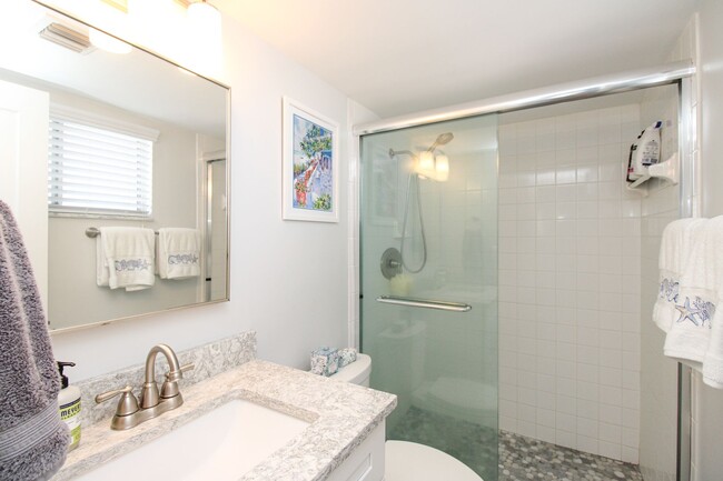 Building Photo - ** STUNNING REMODELED 2/2 CONDO IN THE ELE...