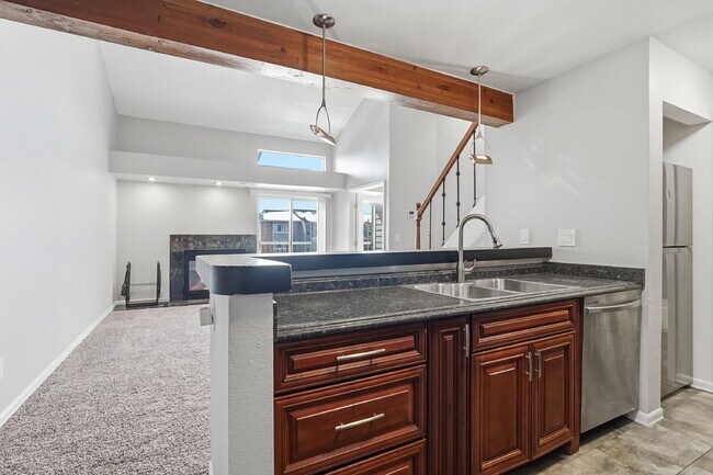 Building Photo - $1,740.95 - 2 bed/1 bath, cozy Denver Condo!