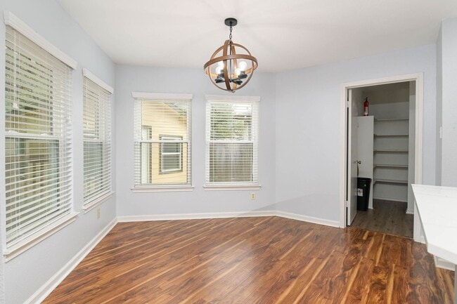 Building Photo - Beautiful 4/3.5 Home Available for Immedia...