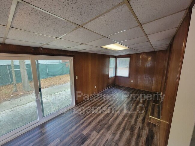 Building Photo - 2826 Thomas Ln