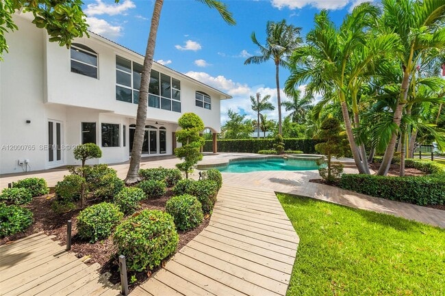 Building Photo - 552 Palm Dr