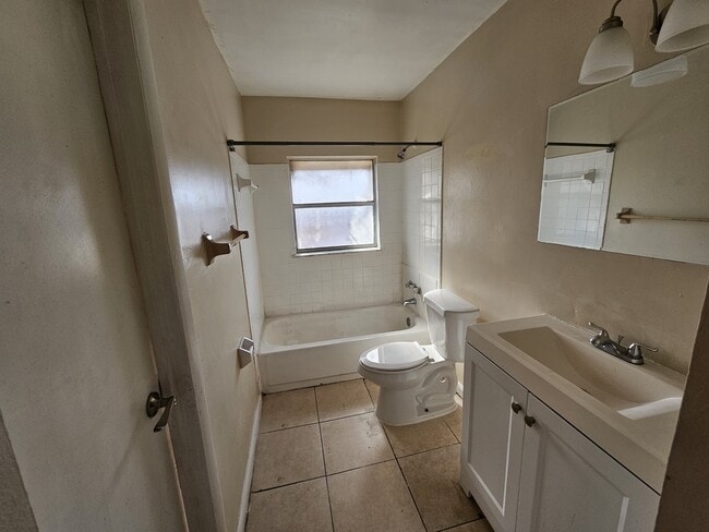 Building Photo - 2556 NW 52nd Ave