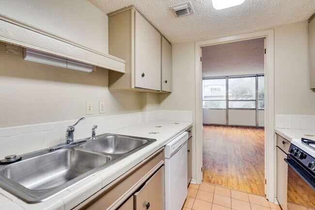 Building Photo - DOWNTOWN MID RISE - 1BD/1BA -  ALL BILLS PAID - GATED - RESERVED PARKING - $1395