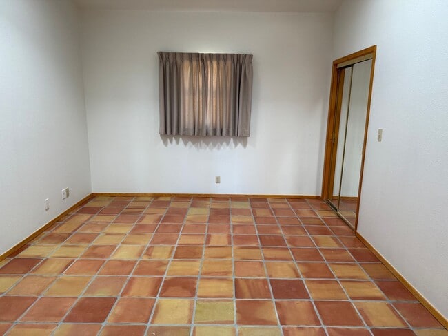 Building Photo - 5 Oriente Ct