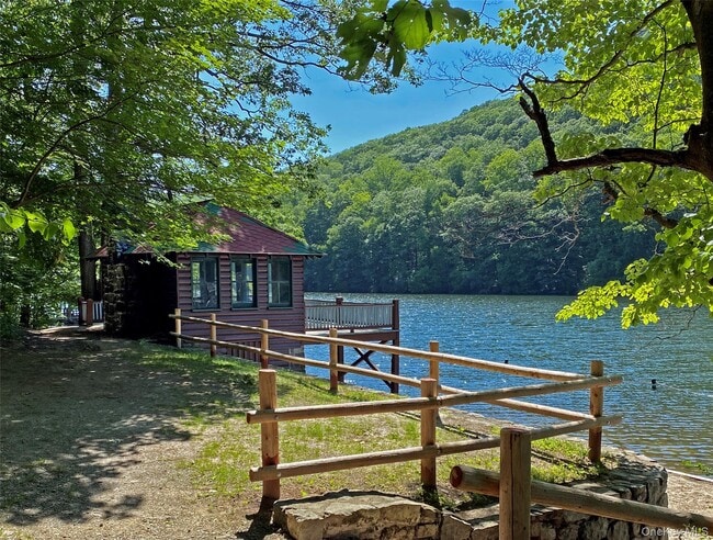 Building Photo - 77 Lake Dr