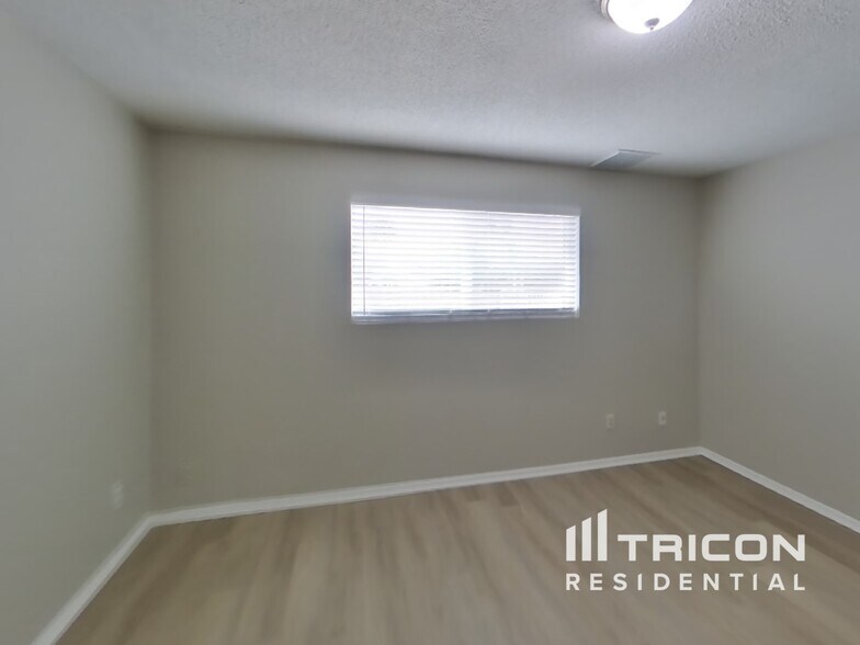 Building Photo - 9714 N 45th Ave