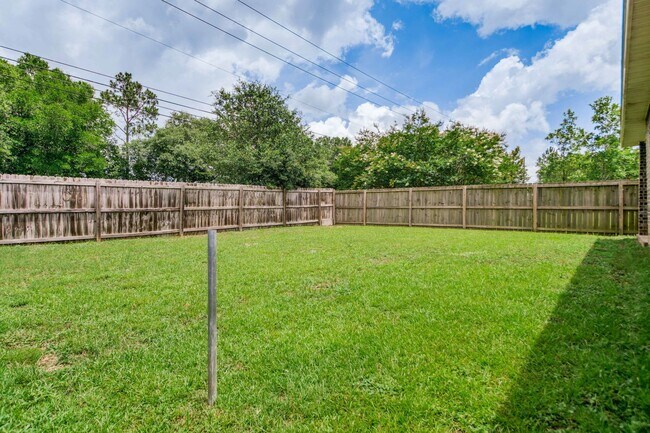 Building Photo - 4 Bedroom 2 Bath Home for Rent w/ Communit...