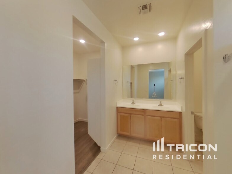 Building Photo - 40647 W Hensley Way