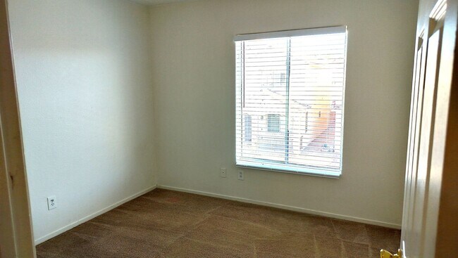 Building Photo - Spacious 4-Bedroom in Gated Copper Creek w...