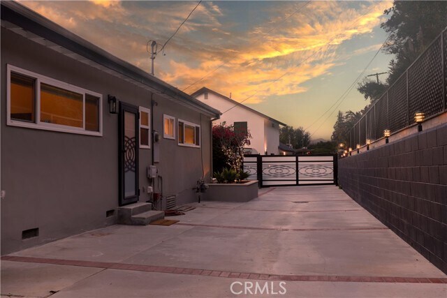 Building Photo - 3323 Ione Dr