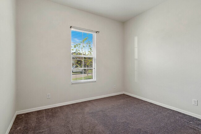 Building Photo - 4 bedroom in Apopka available now!