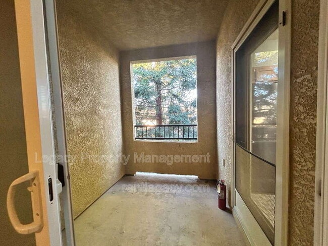 Building Photo - 5350 Dunlay Dr