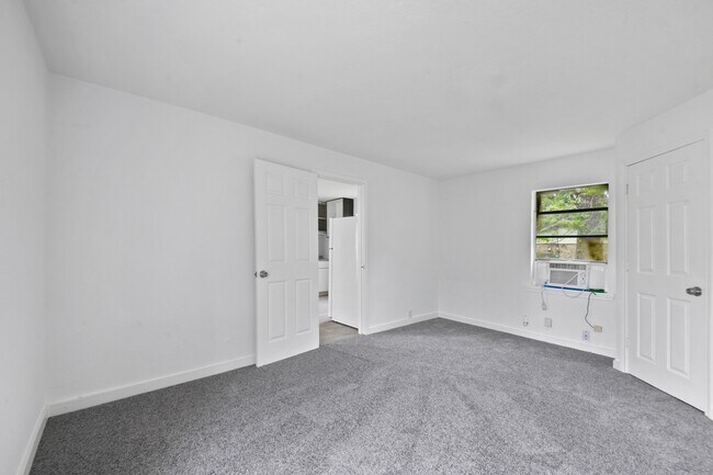 Building Photo - 806 E Emily Ave