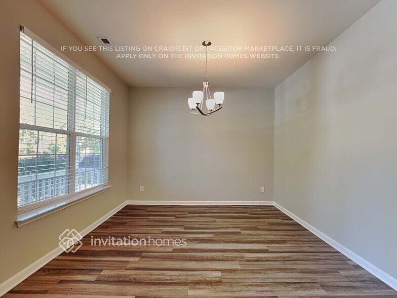 Building Photo - 10 Hidden Meadow Ct