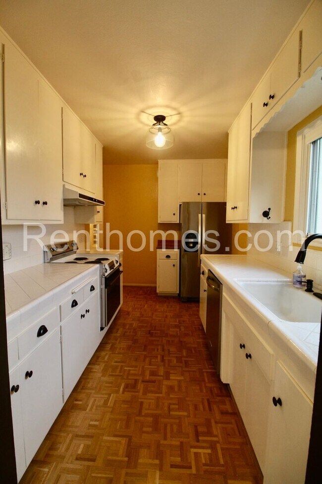 Building Photo - 2244 Plum St