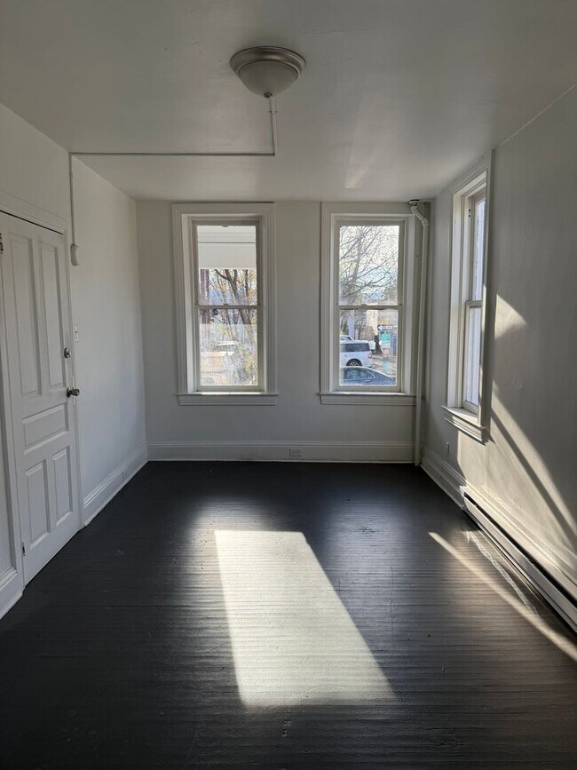 Building Photo - 351 Smyser St