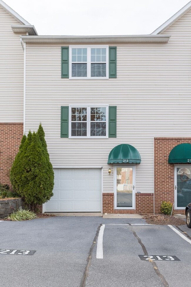 Building Photo - Spacious 3-Bedroom Townhome with Garage in a Prime Harrisonburg Location!