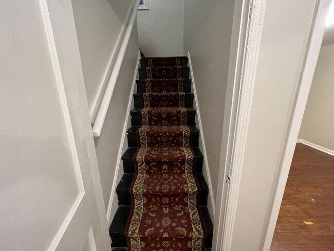 Building Photo - 3 Bed 1 Bath bungalow with basement on eas...