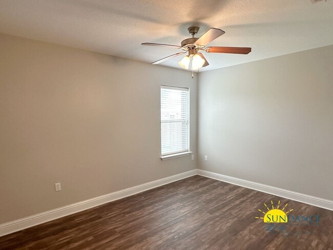 Building Photo - Beautiful 4-Bedroom Brick Home in Misty Meadows, Navarre!