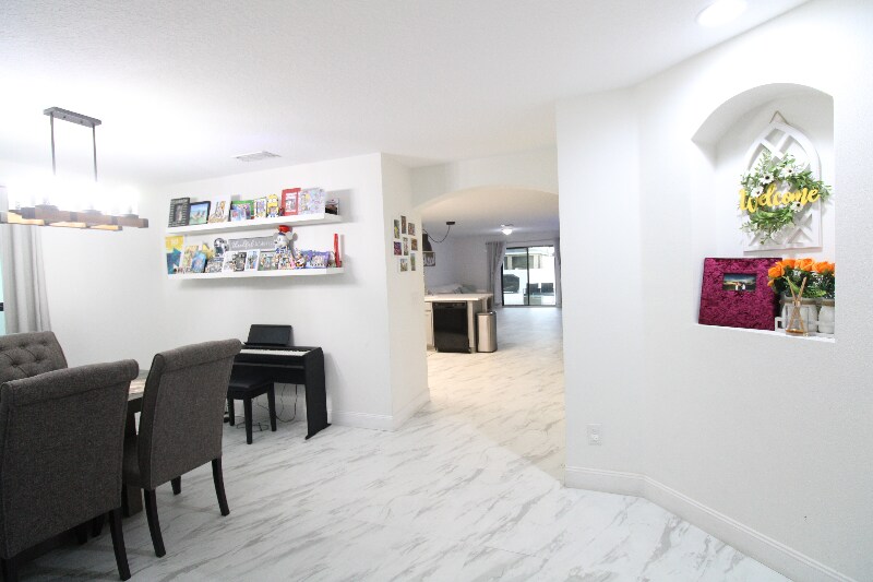 Building Photo - 600 Swallowtail Dr