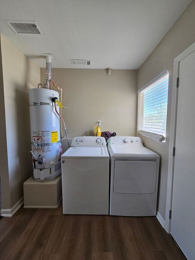 Building Photo - Single story 3 Bedroom house ready for mov...