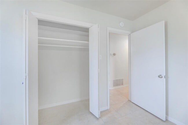 Building Photo - 2713 Friar Tuck Ln